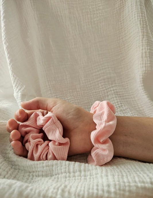 Rosé Glow – Scrunchie mit Rippstruktur
